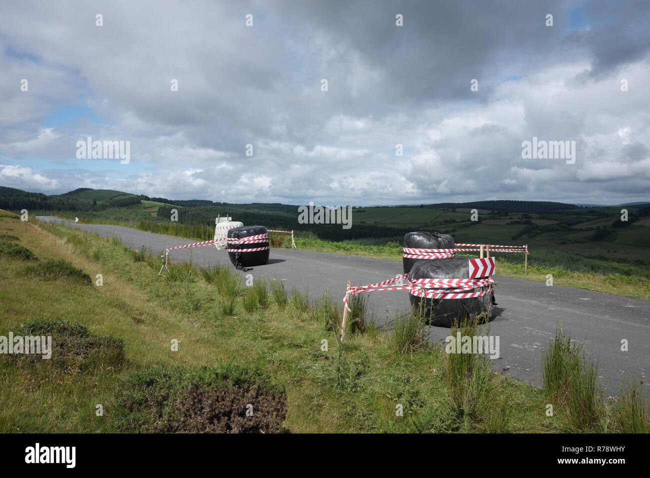 Juillet 2017 - Grande ferme boites utilisées pour créer des chicanes pour un rallye automobile Banque D'Images