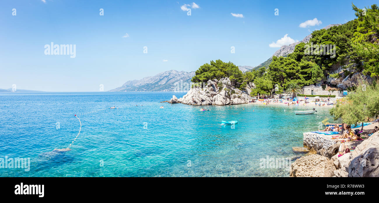 Split, CROATIE - le 20 juillet 2018 : les touristes se détendre sur la plage de Brela merveilleux, beau paysage marin méditerranéen en Croatie Banque D'Images