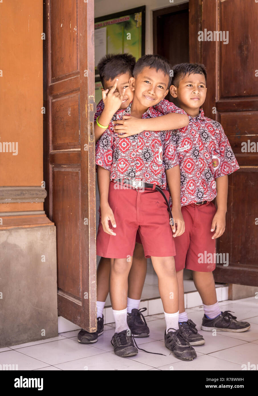 BALI, INDONÉSIE - 25 avril 2018 : jeunes professionnels élèves portant des tenues scolaires balinais étudie à l'école primaire sur l'île de Bali, Indonésie Banque D'Images