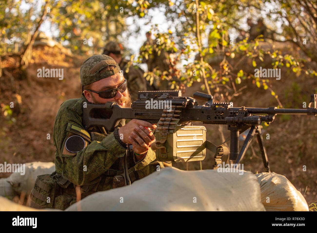Sniper armés de gros calibres, fusil de sniper, tir sur cibles ennemies vont de l'abri, assis en embuscade Banque D'Images