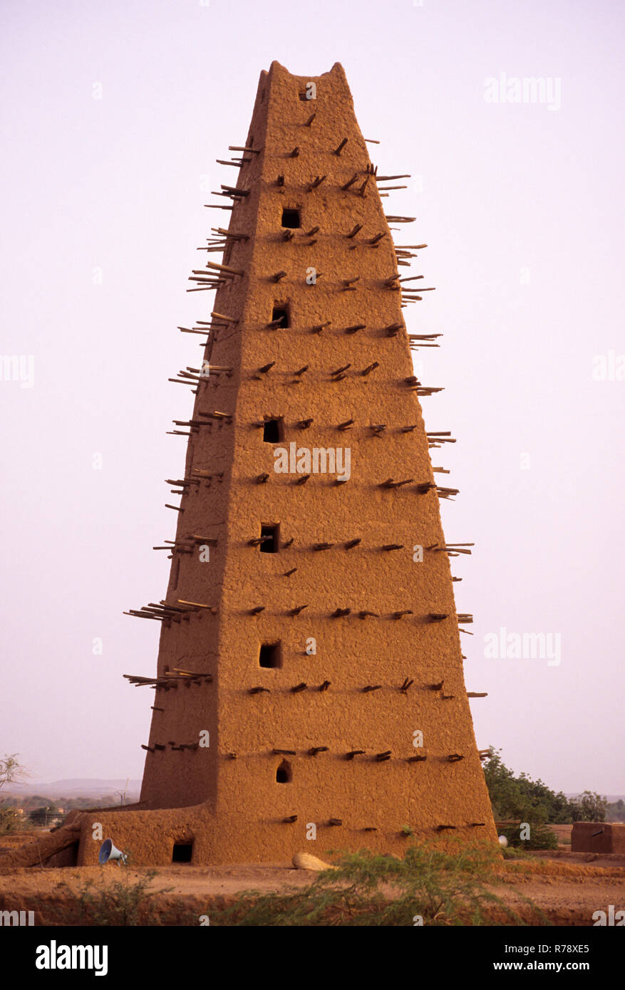 Agadez, Niger. Minaret de la mosquée d'Agadez. Les pôles sont pour l'article sur d'appliquer une nouvelle couche de boue après chaque année, la saison des pluies. Banque D'Images