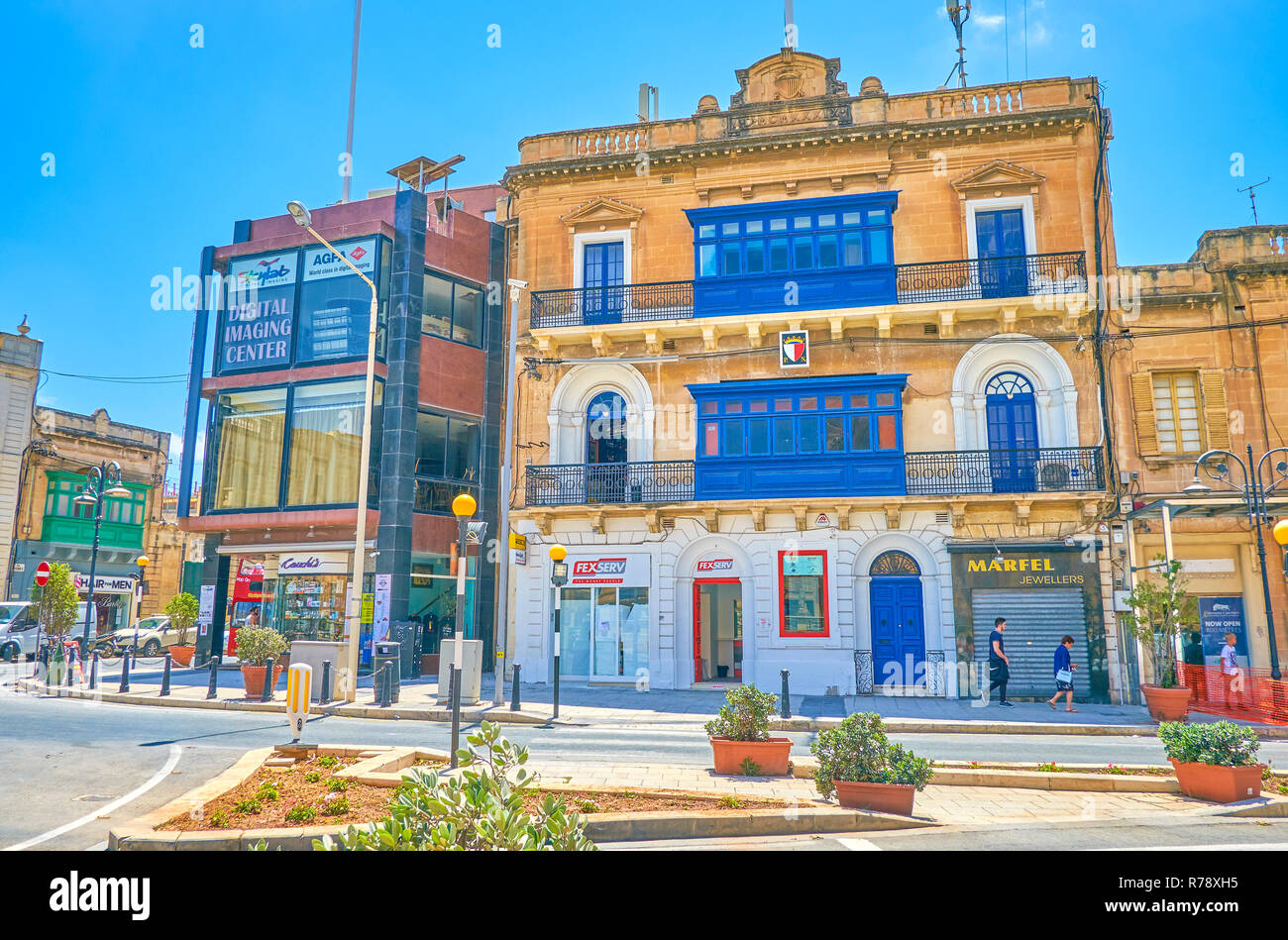 MOSTA, MALTE - Juin 14, 2018 : La vieille maison historique avec de grands balcons donnant sur la rotonde maltais Square, le 14 juin à London. Banque D'Images