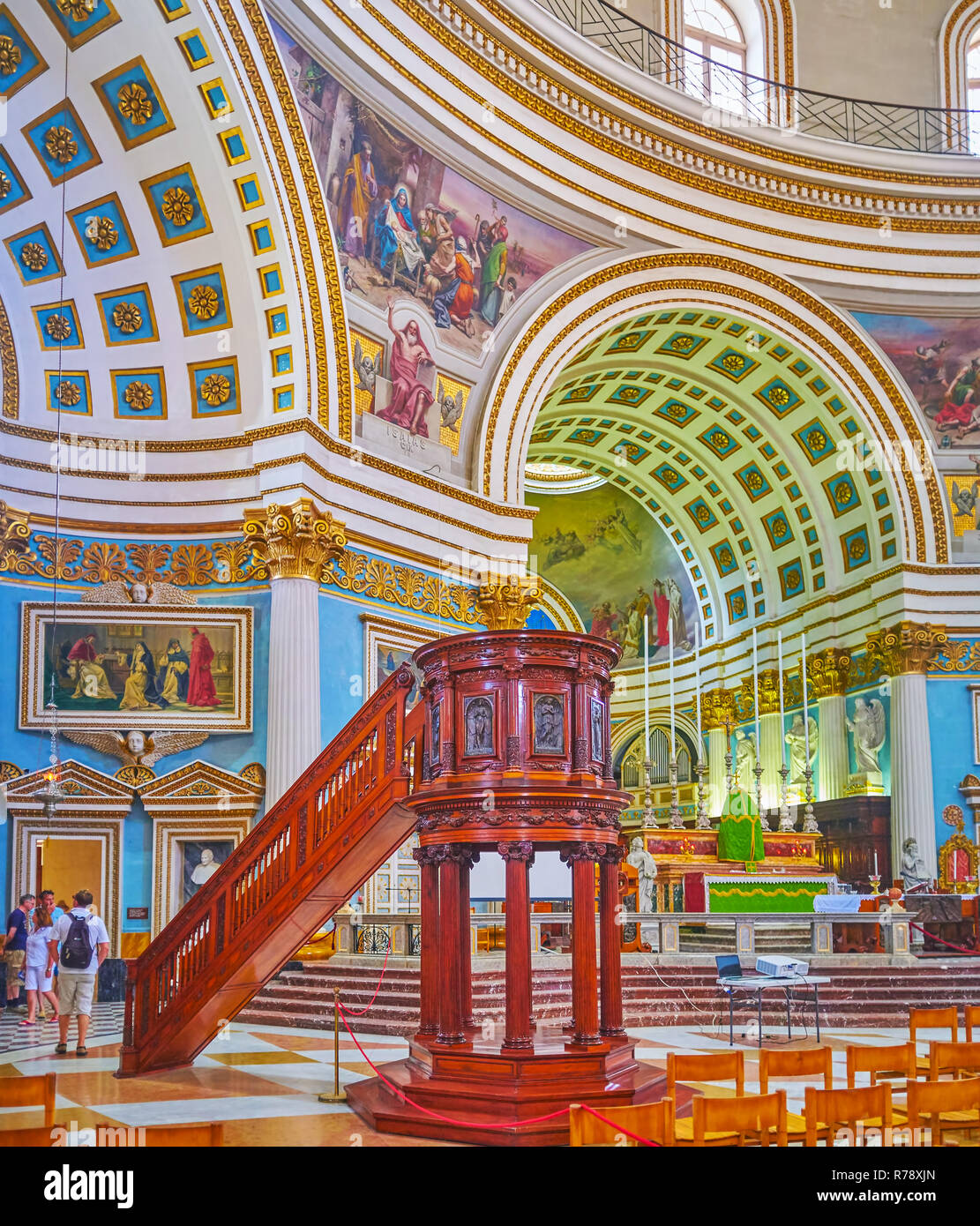 MOSTA, MALTE - Juin 14, 2018 : La Basilique possède de magnifiques rotonde inhabituelle décoration de son intérieur, tels que plâtre sculpté sur les arches et d'énormes Banque D'Images