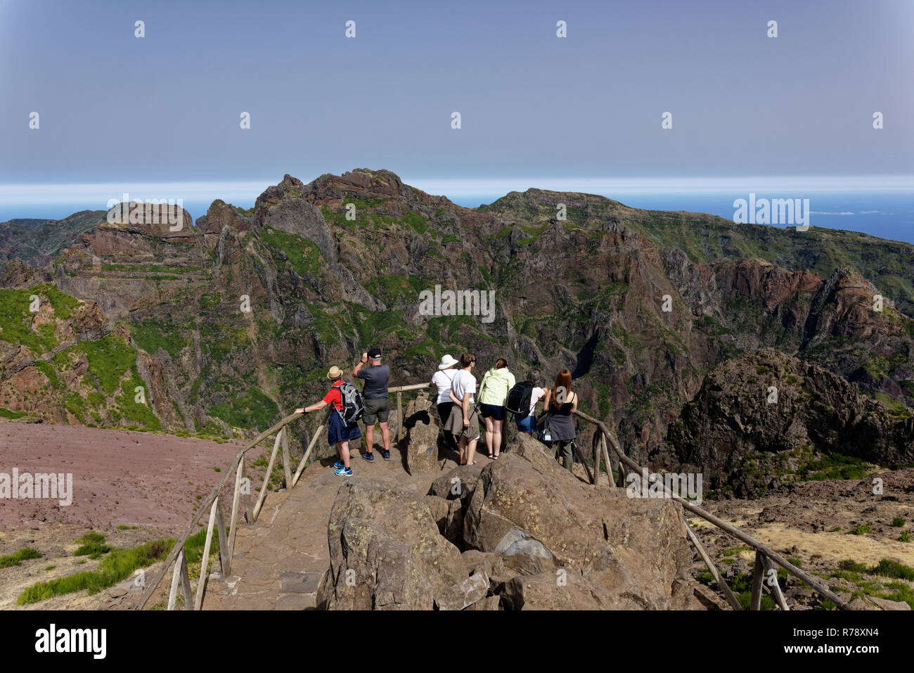 Les touristes profiter des superbes vues depuis le Pico do Areeiro le point de vue dans les montagnes centrales de l'île de Madère portugais Banque D'Images