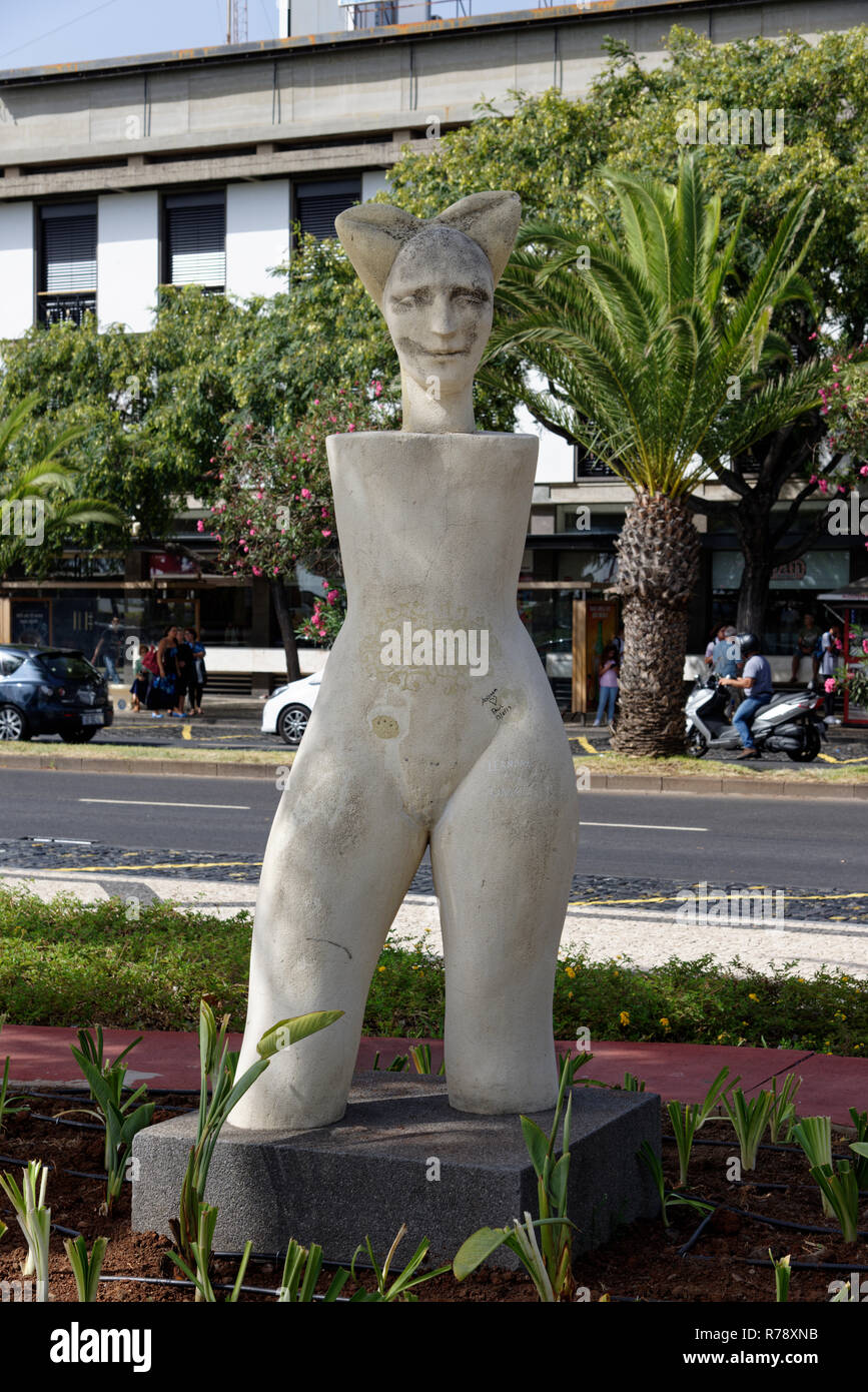 La femme woman statue modern sculpture Banque de photographies et d'images  à haute résolution - Alamy