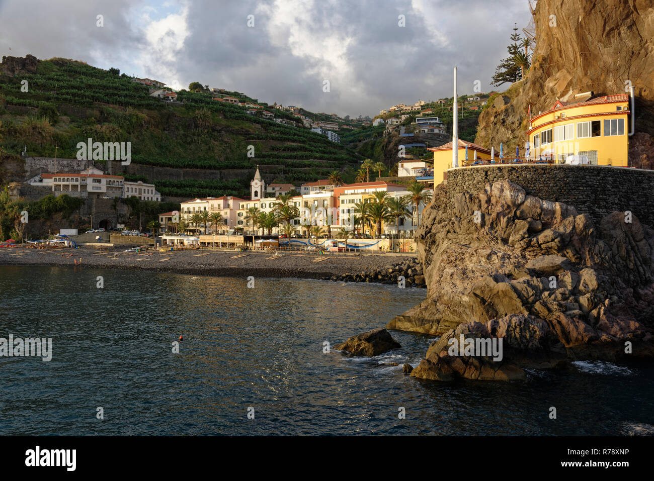 La jolie petite ville de Ponta do Sol à l'ouest de Funchal à Madère est un grand endroit pour rester et profiter de vacances relaxantes au bord de la mer. Banque D'Images