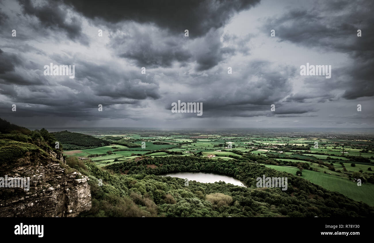 La pluie sombre nuages sur la vallée de York, Yorkshire du Nord Banque D'Images