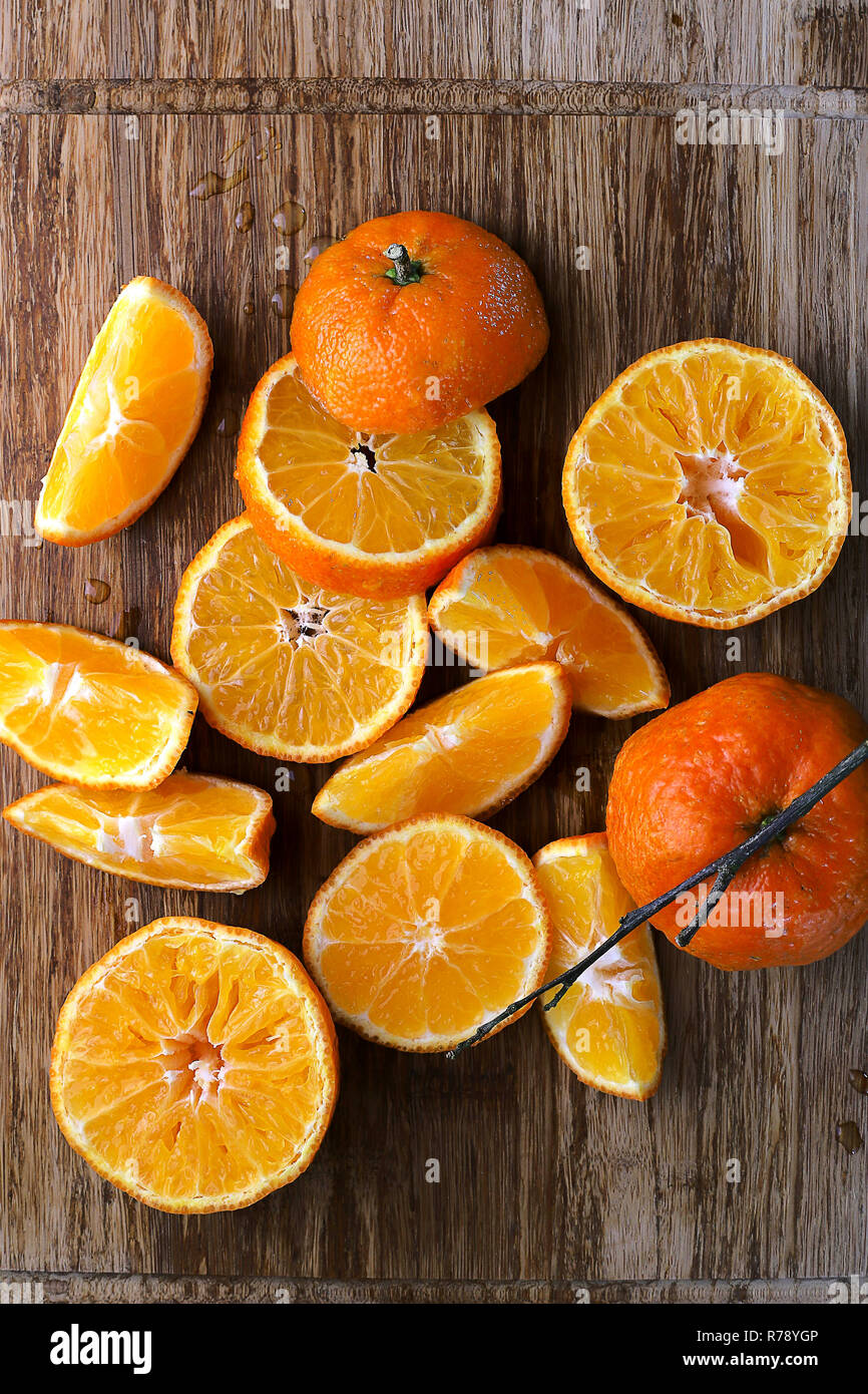 Panneaux oranges sur une planche à découper en bois Banque D'Images