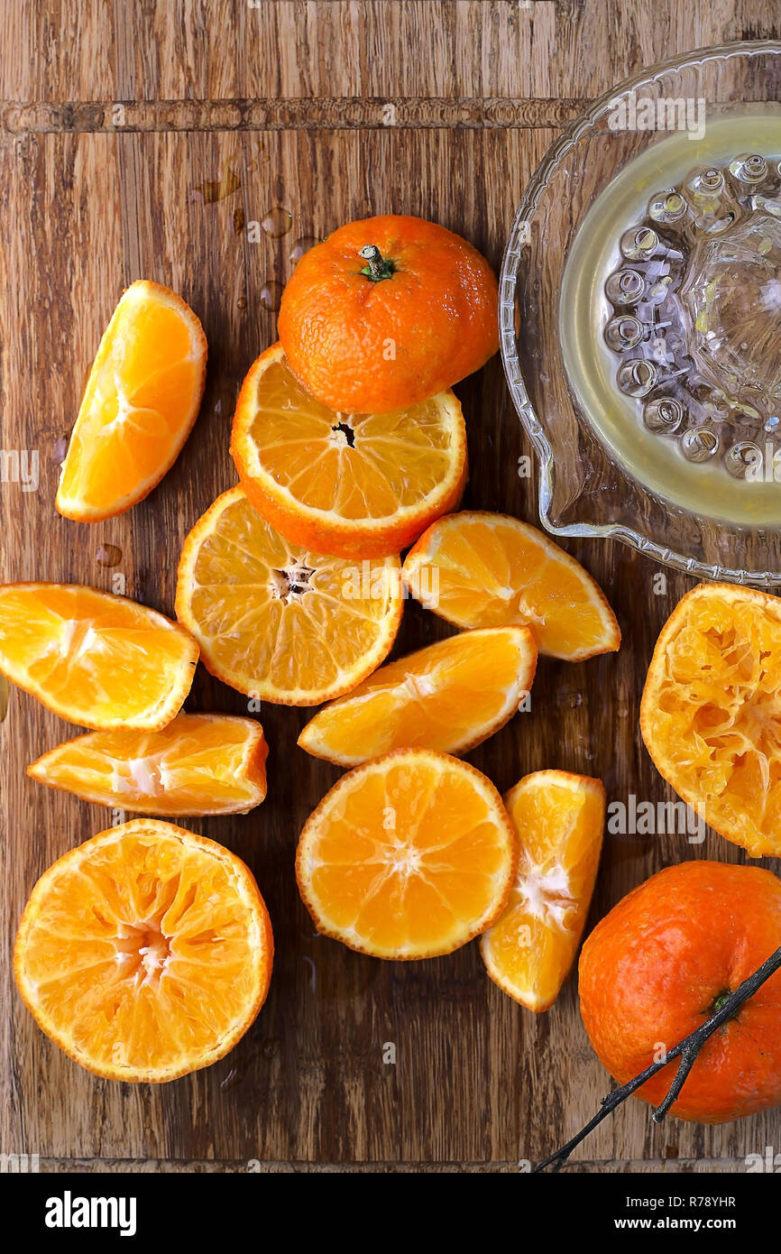 Panneaux oranges sur une planche à découper en bois Banque D'Images