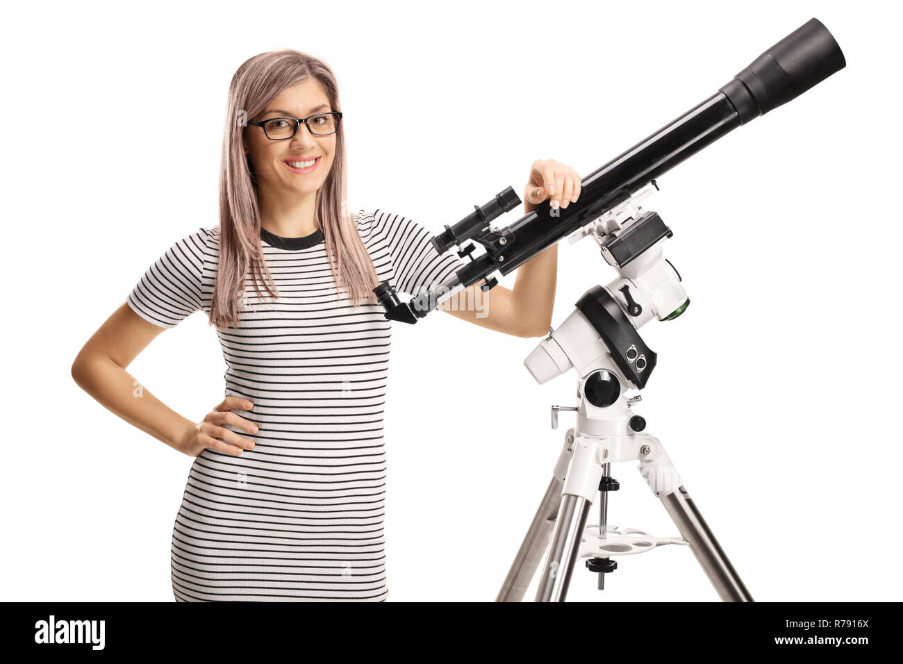 Young woman leaning on un télescope isolé sur fond blanc Banque D'Images