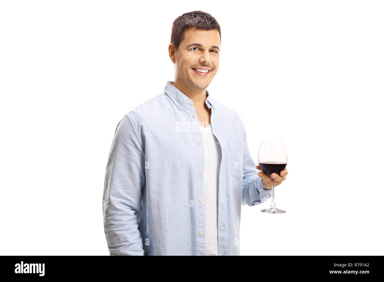 Jeune homme tenant un verre de vin rouge isolé sur fond blanc Banque D'Images