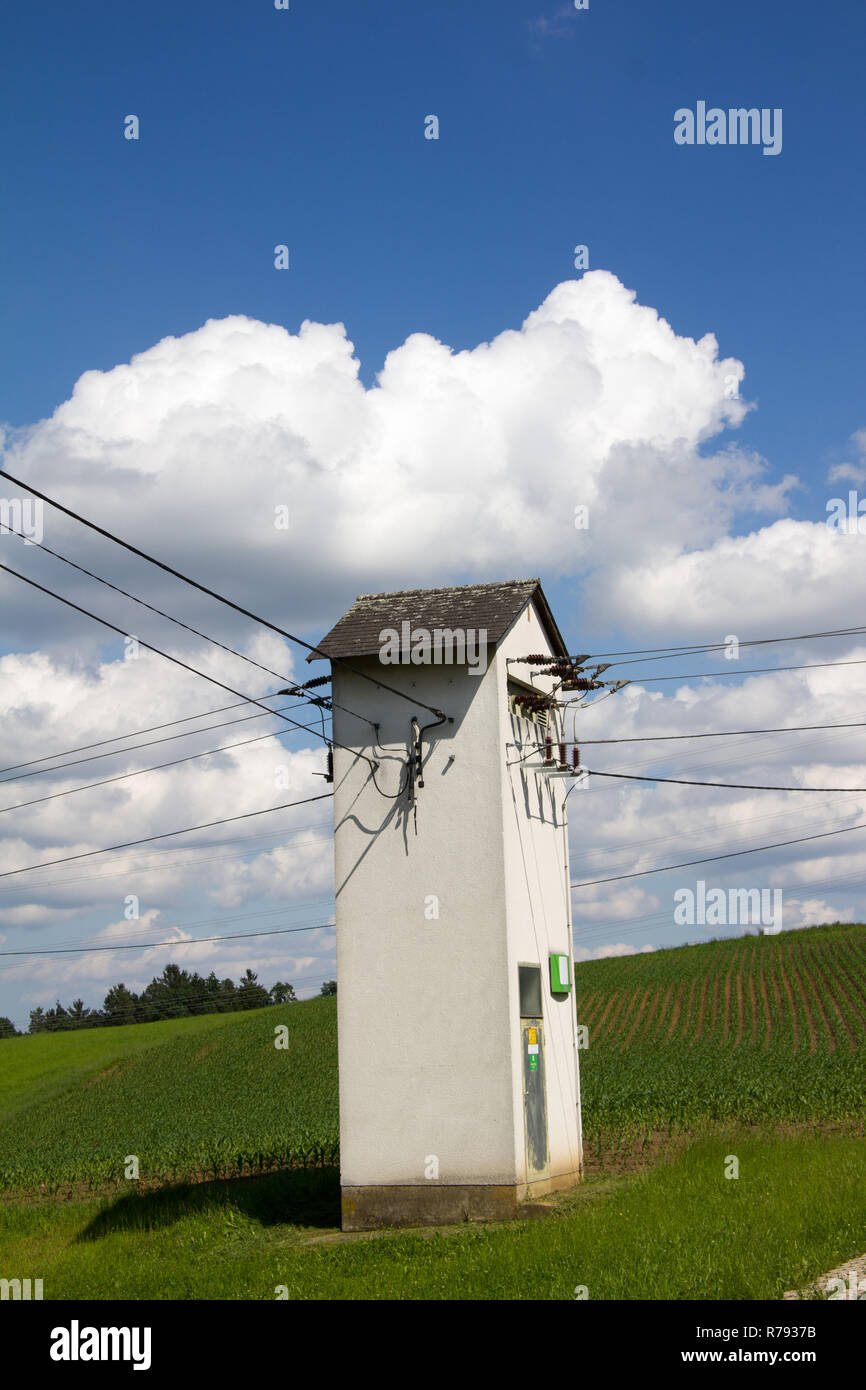 Ancien transformateur dans la campagne avec pré vert et de nuages à ciel bleu au printemps à jour Banque D'Images