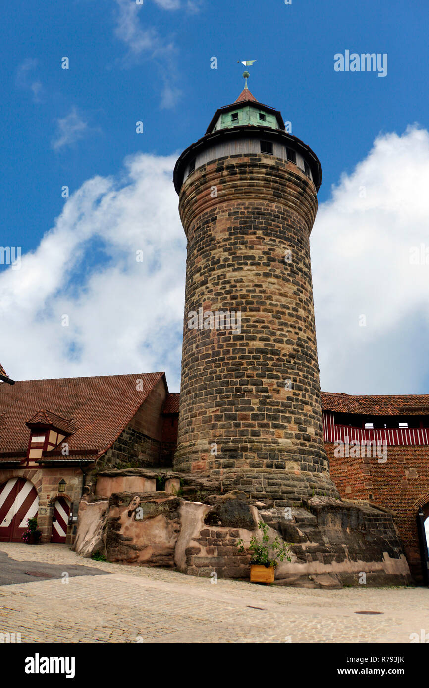 La vieille ville historique de Nuremberg - sinwellturm sur le kaiserburg Banque D'Images