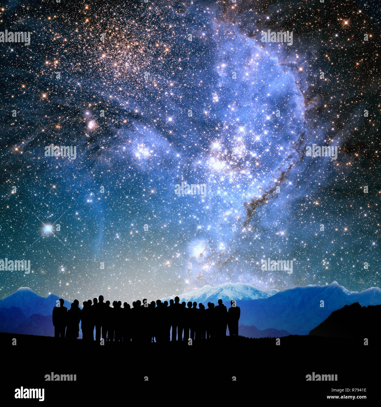 Les gens qui se profile et les lumières de l'univers Banque D'Images