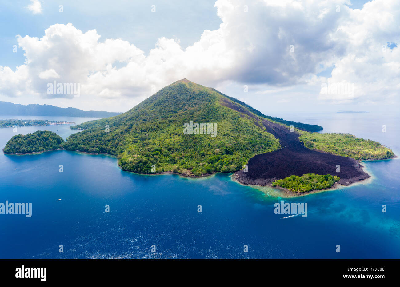 Vue aérienne de l'archipel des Moluques en Indonésie Îles Banda, Pulau Gunung Api, coulées, récif de corail. Haut de la page voyage destination touristique, la meilleure plongée snorke Banque D'Images