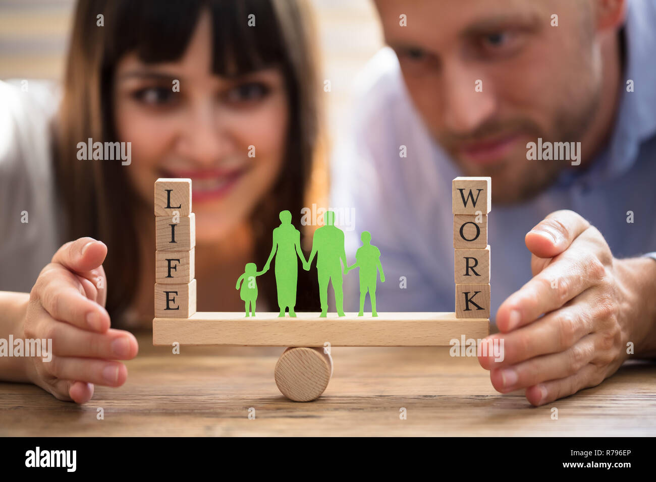 Couple protégeant un juste équilibre entre le travail et la vie sur Seesaw Banque D'Images