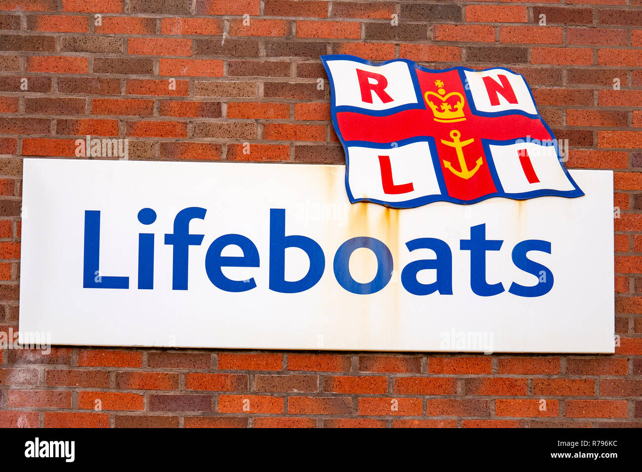 De sauvetage de la RNLI signe sur mur extérieur UK Banque D'Images