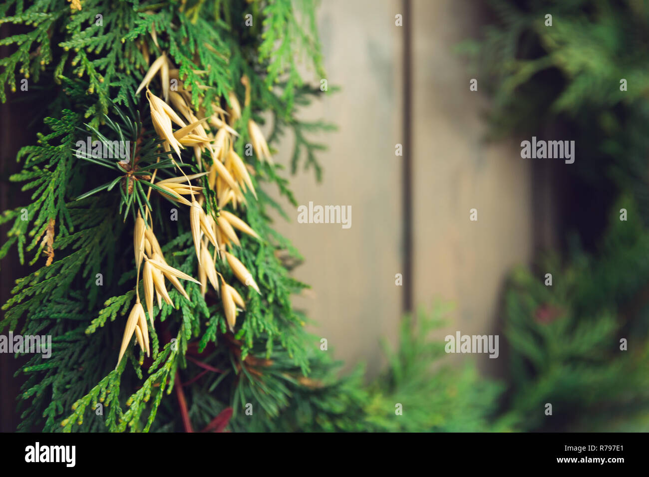 Composition de Noël. Cadeaux de Noël, arbre de Noël, branches, les étoiles, les décorations sur fond de bois. Mise à plat, vue du dessus Banque D'Images
