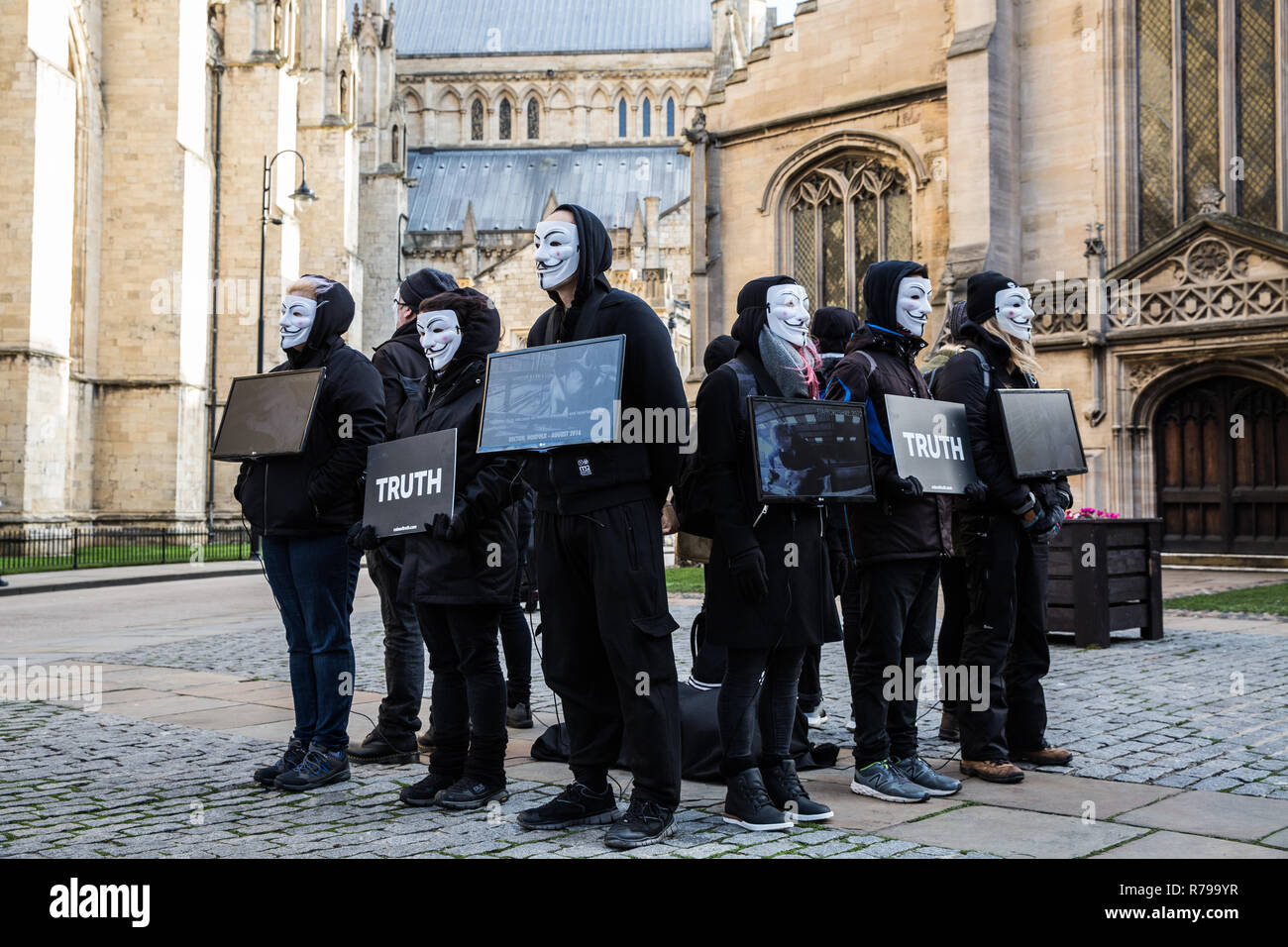 YORK, UK - 8 décembre 2018. Les membres du cube de vérité dans le groupe de protestation Vegan Guy Fawks masques et protestaient contre la cruauté envers les animaux. Banque D'Images