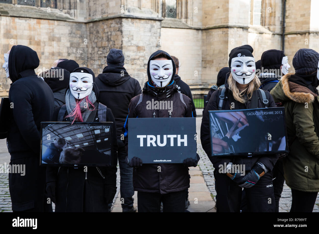 YORK, UK - 8 décembre 2018. Les membres du cube de vérité dans le groupe de protestation Vegan Guy Fawks masques et protestaient contre la cruauté envers les animaux. Banque D'Images