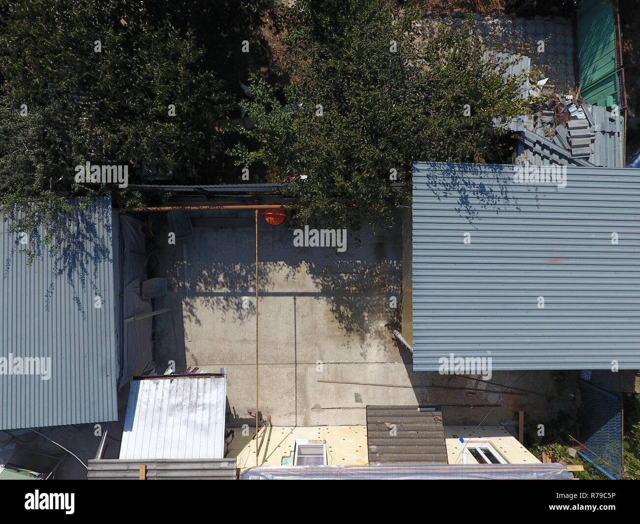 Maison privée et dépendances. Réparer le toit de la maison Banque D'Images