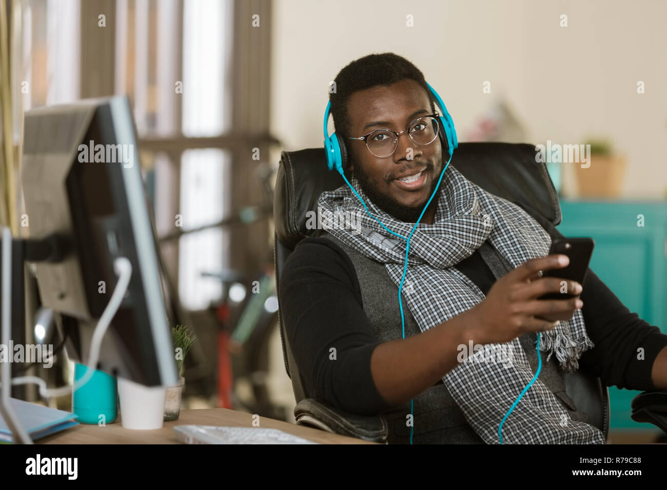 Creative Business Man Listening to Headphones Banque D'Images