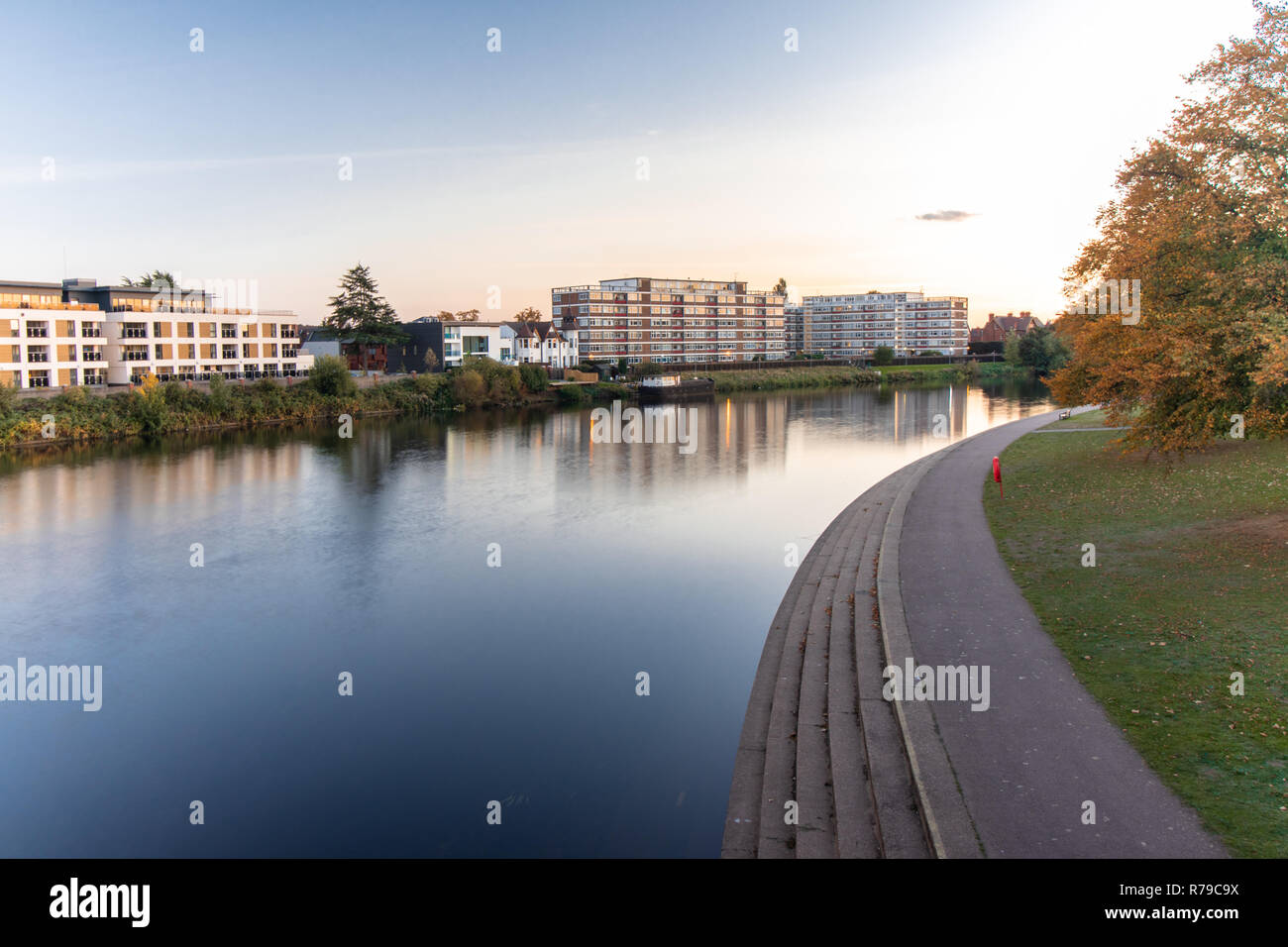 Une longue exposition de Droit de Victoria Embankment à Nottingham, Royaume-Uni pendant le coucher du soleil en automne Banque D'Images