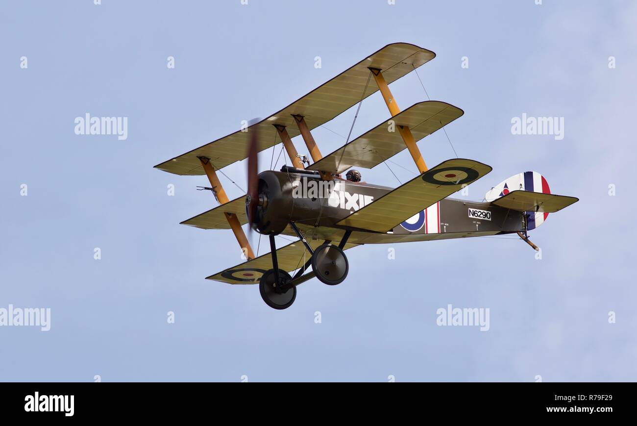 Sopwith Triplane volant à l'Airshow spectacle militaire 2018 à Old Warden Banque D'Images