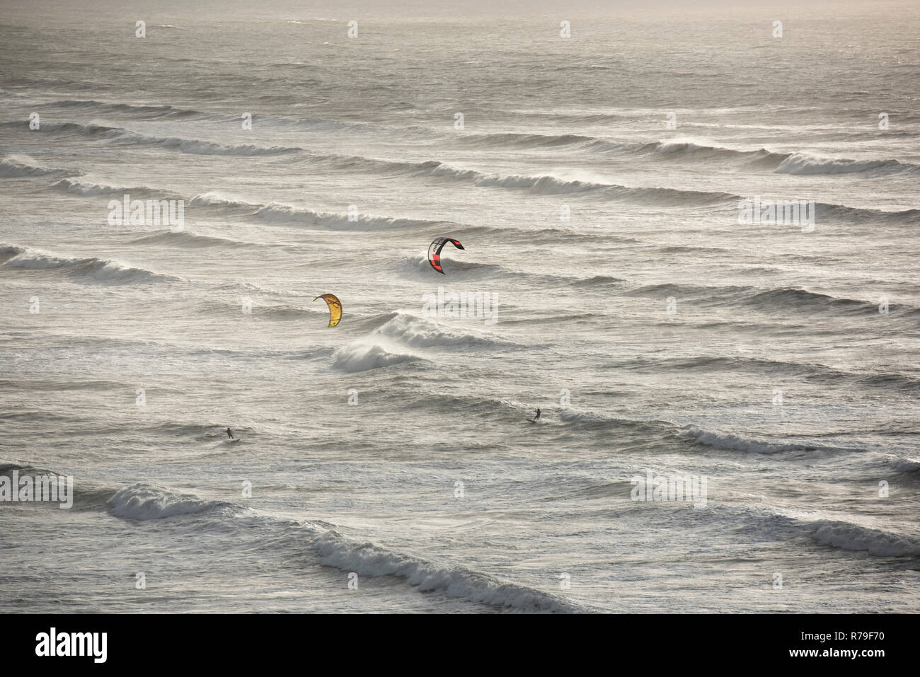 Kite surfeurs dans l'état de la mer et des vagues au large de la côte du Devon UK Banque D'Images