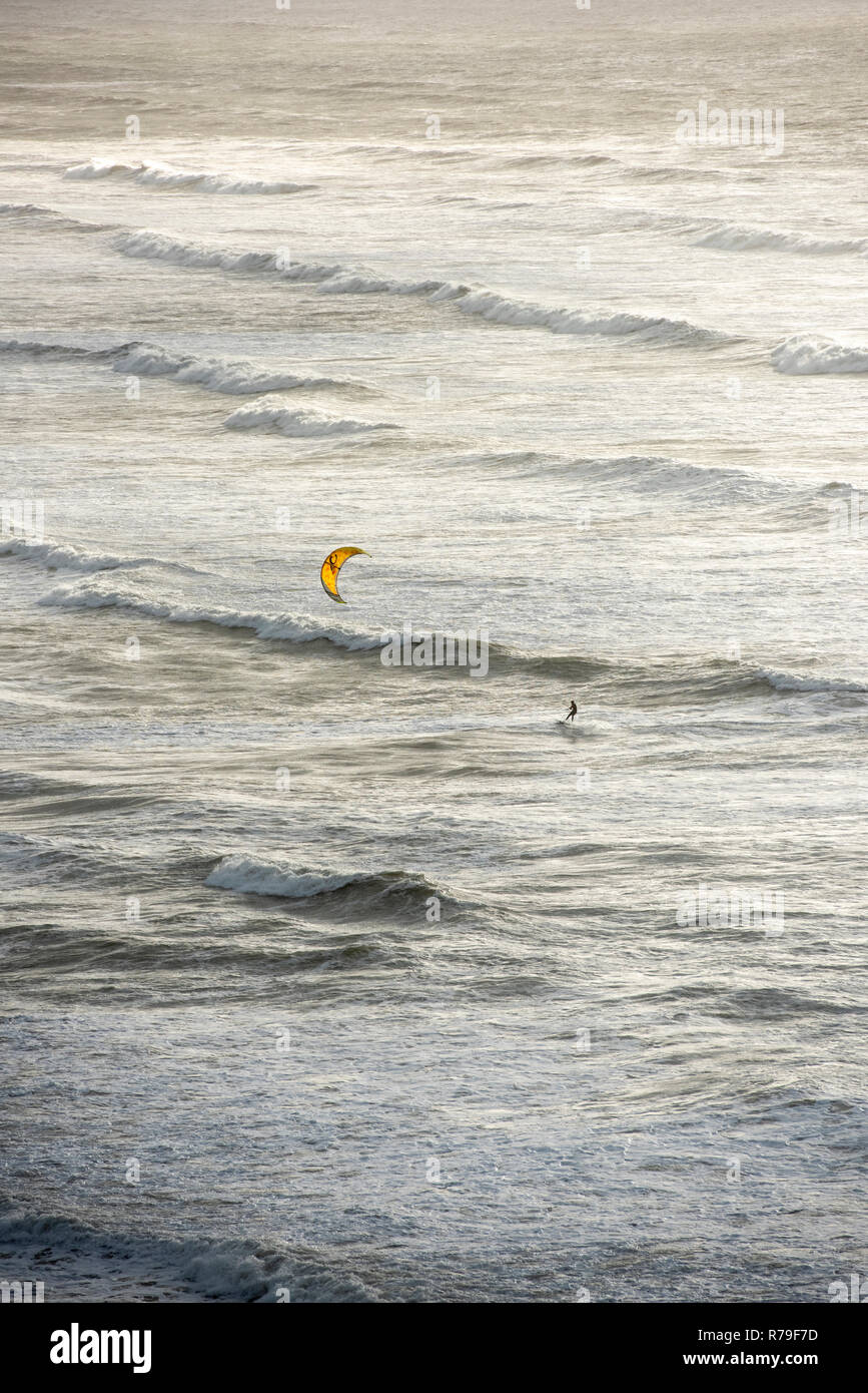 Kite surfeurs dans l'état de la mer et des vagues au large de la côte du Devon UK Banque D'Images