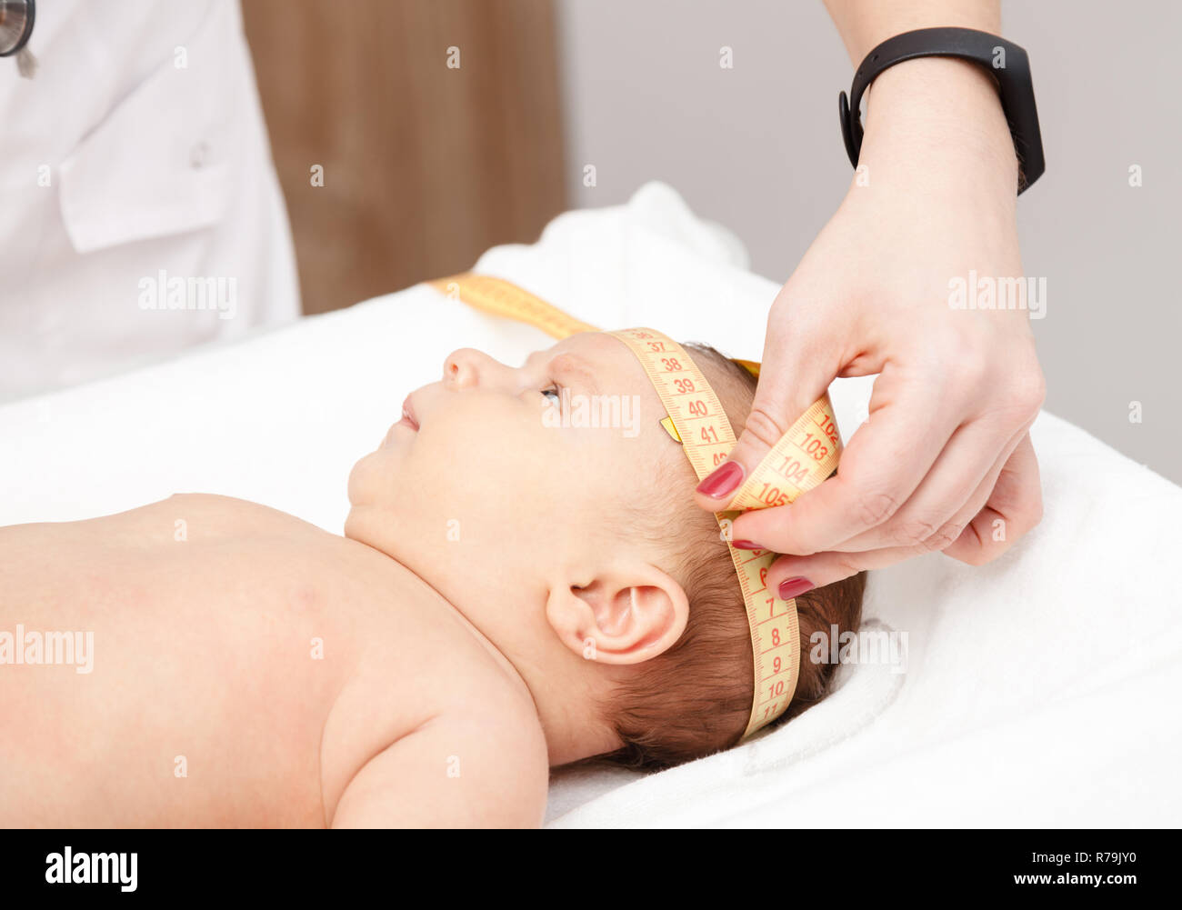 Close Up Shot De Pediatre Examine Deux Mois Bebe Garcon Medecin A L Aide De Ruban De Mesure Controle De La Taille De La Tete De Bebe Photo Stock Alamy