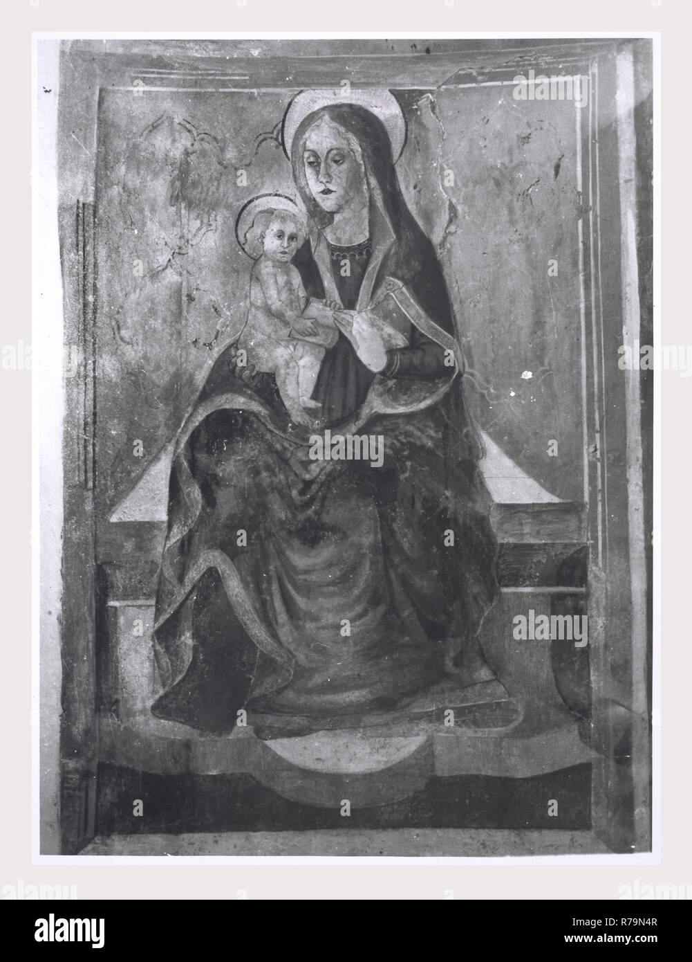 Latium Rieti Casperia S. Maria di Legarano, c'est mon l'Italie, l'Italie Pays de l'histoire visuelle, crucifix en bois médiévale datant du Xvème siècle ou 14e siècle ? ? ?. La peinture post-médiévale, la sculpture. Dans la lunette au-dessus du portail est une fresque de l'annonciation par Bartolomeo Torresani. Une fresque du Jugement dernier, par Bartolomeo Torresani, sur les murs d'une chapelle à gauche de l'atrium. Peinture de S. Sebastian et S. Jean le Baptiste de l'école d'Antoniazzo Romano. Dans une niche, la représentation du mariage de la Vierge, fresque attribuée à Alessandro Torresani. Scène de la nativité en p Banque D'Images
