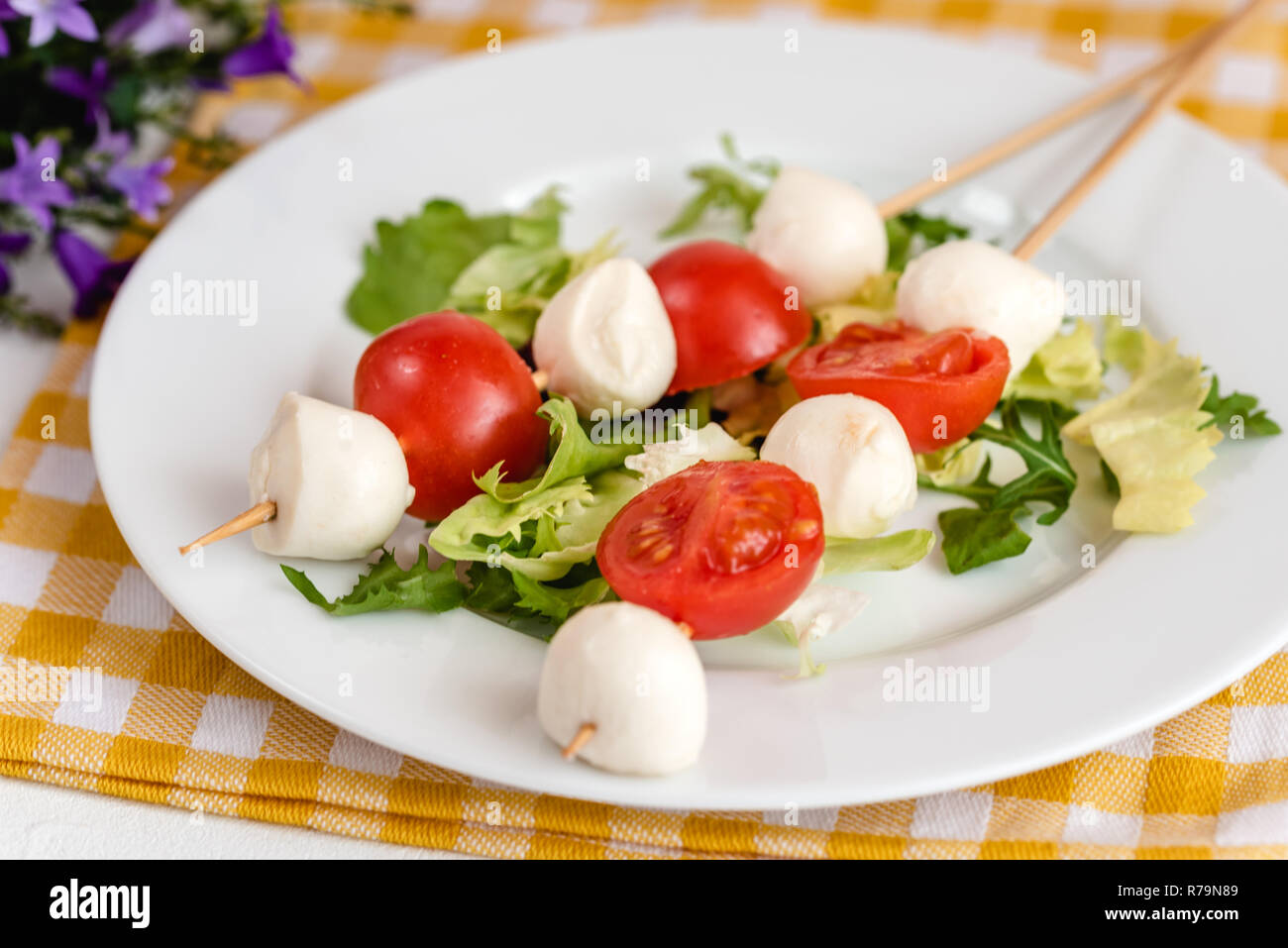 Apéritif sur stick avec tomate et fromage mozzarella. Banque D'Images