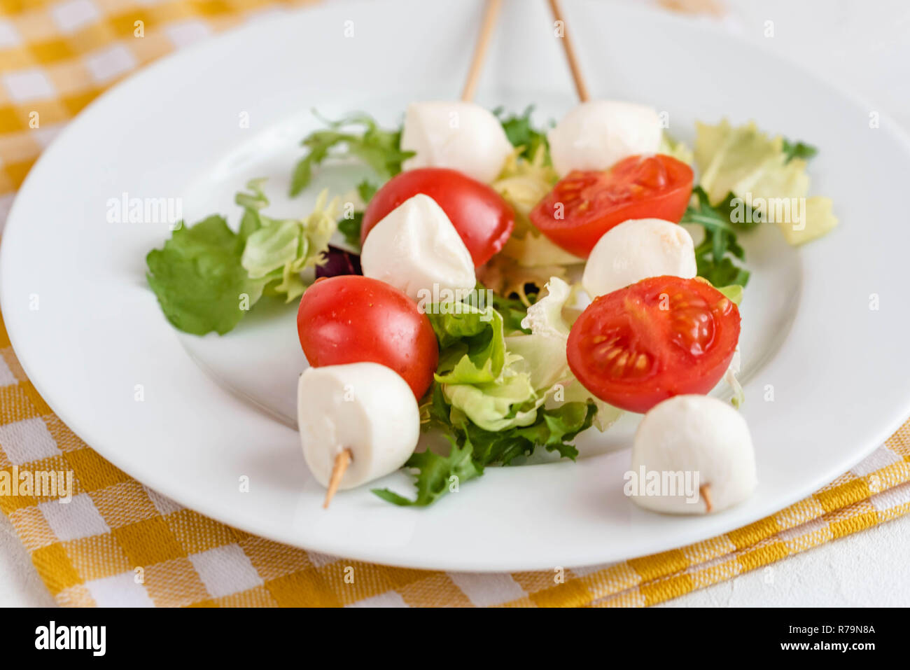 Apéritif sur stick avec tomate et fromage mozzarella. Banque D'Images