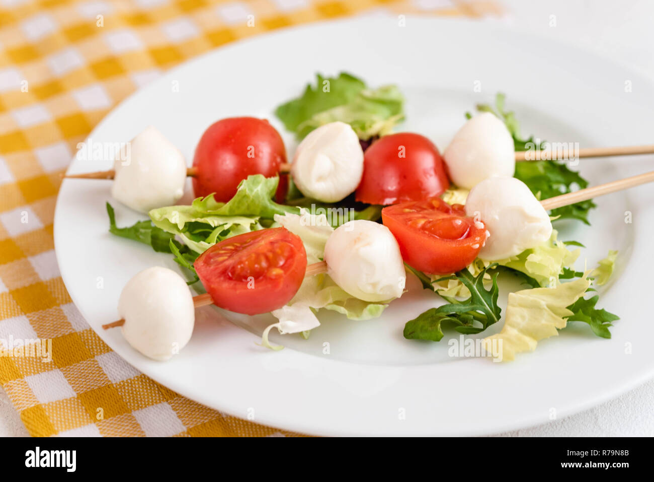 Apéritif sur stick avec tomate et fromage mozzarella. Banque D'Images