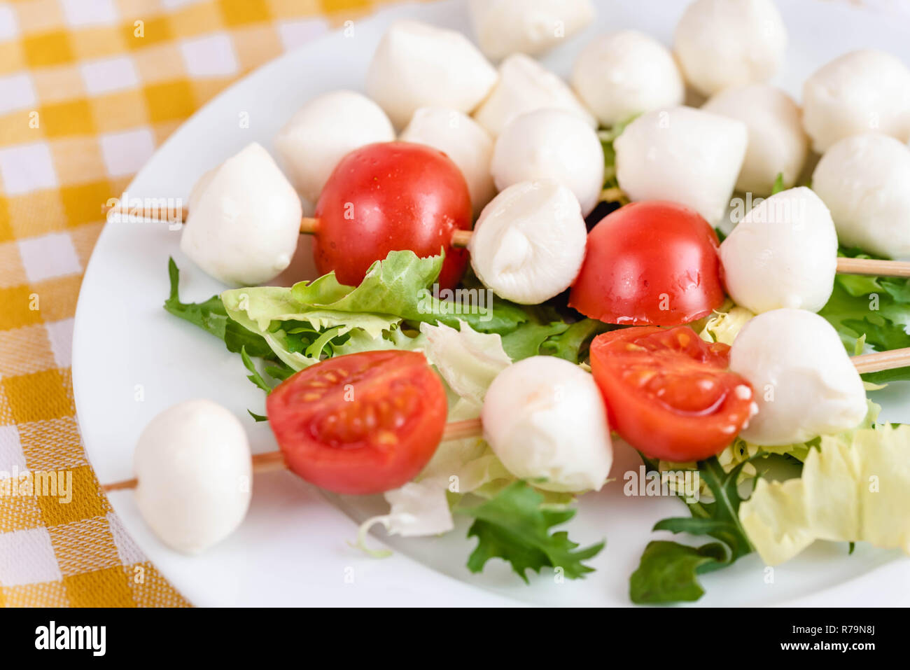 Apéritif sur stick avec tomate et fromage mozzarella. Banque D'Images