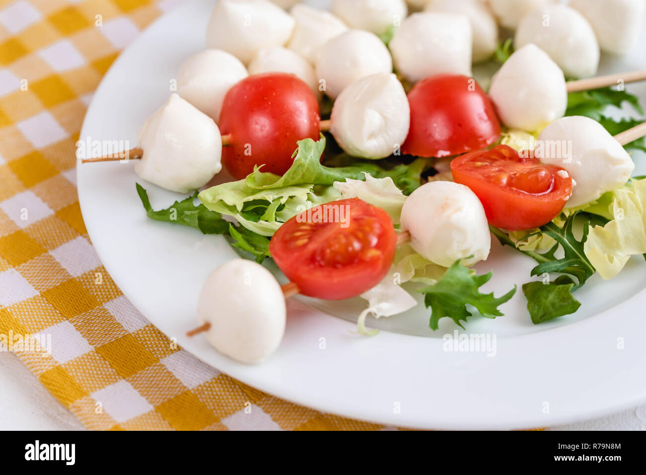 Apéritif sur stick avec tomate et fromage mozzarella. Banque D'Images