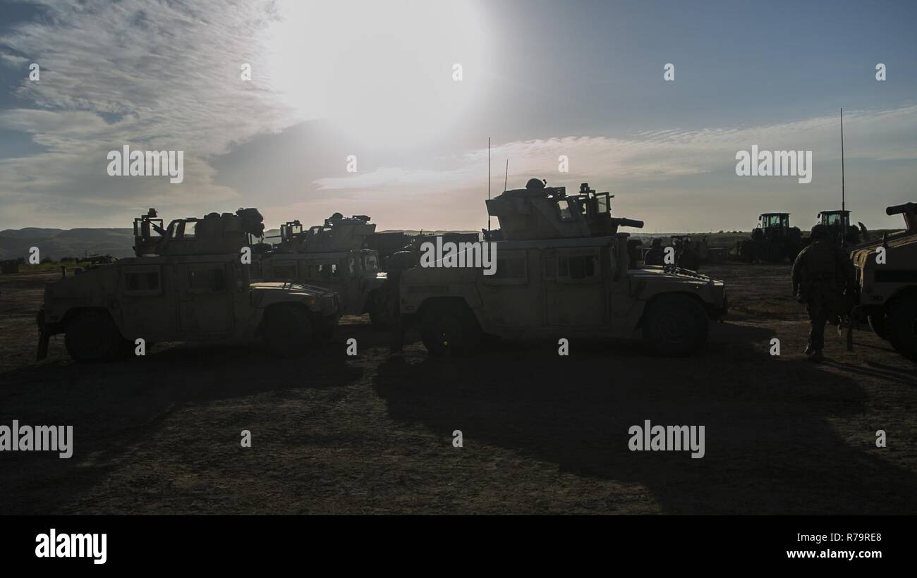 MARINE CORPS BASE CAMP PENDLETON, en Californie - Marines avec la 15e Marine Expeditionary Unit du bataillon de l'atterrissage, l'équipe BLT 1/5, stand by pour recharger leurs véhicules avec du carburant au cours de PHIBRON-MEU une formation intégrée de Camp Pendleton, le 7 avril 2017. Ce premier exercice en mer les Marines fournit l'occasion de pratiquer l'intégration avec leurs homologues de la Marine pour former une équipe efficace capable d'accomplir une série de missions partout dans le monde. Cette équipe Navy-Marine Corps prend en charge les commandants de combat dans le maintien de la sécurité maritime régionale et la stabilité tout en offrant des options d'offshore Banque D'Images