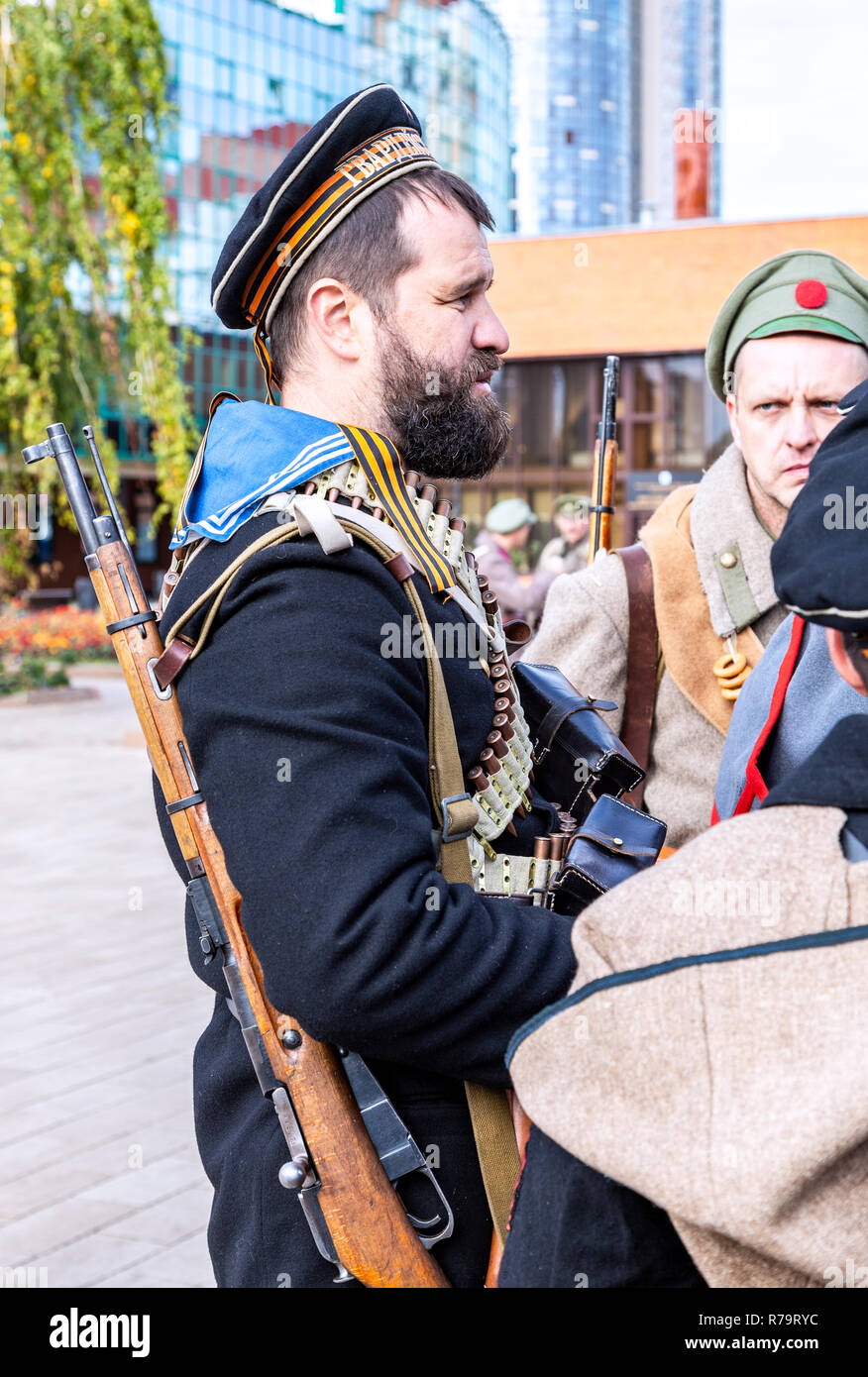 Samara, Russie - 6 octobre 2018 : des membres non identifiés de reconstitution historique bataille dans la guerre civile russe en 1918 Banque D'Images