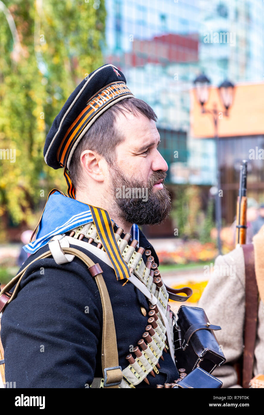 Samara, Russie - 6 octobre 2018 : des membres non identifiés de reconstitution historique bataille dans la guerre civile russe en 1918 Banque D'Images