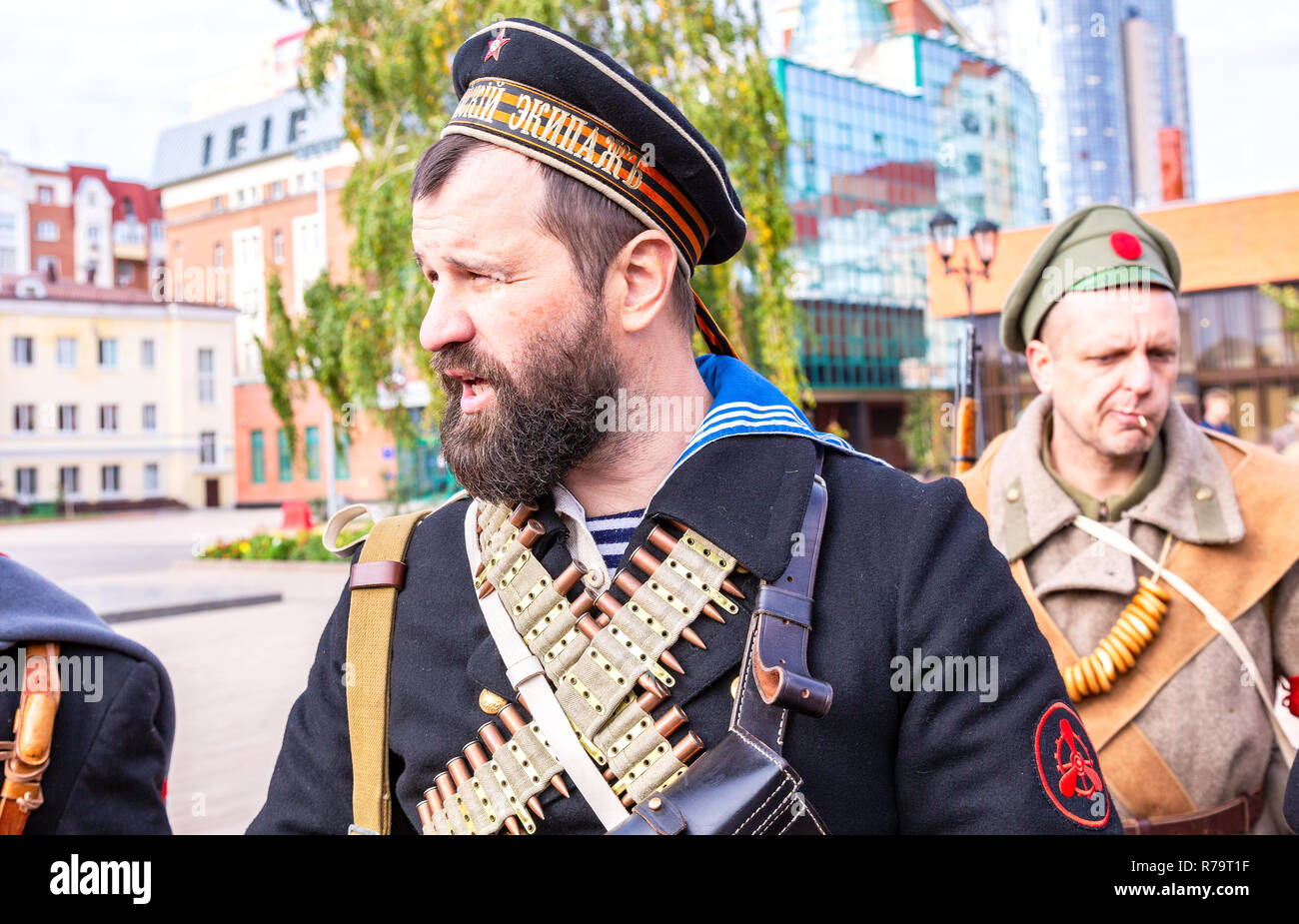 Samara, Russie - 6 octobre 2018 : des membres non identifiés de reconstitution historique bataille dans la guerre civile russe en 1918 Banque D'Images