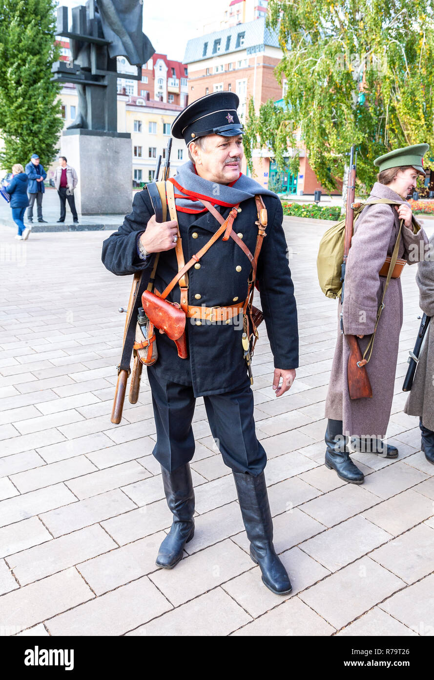 Samara, Russie - 6 octobre 2018 : des membres non identifiés de reconstitution historique bataille dans la guerre civile russe en 1918 Banque D'Images