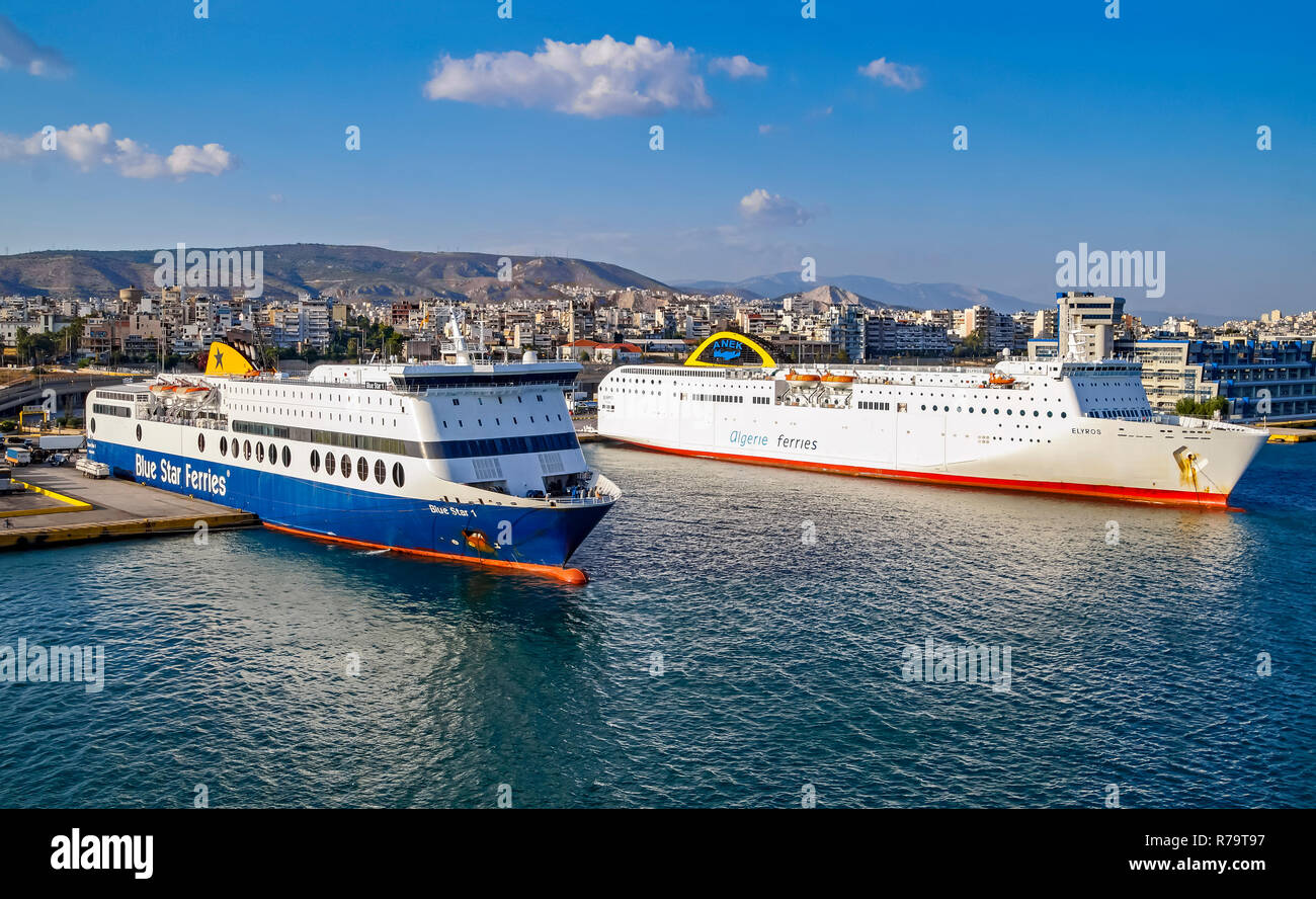 Voiture et les traversiers de passagers Blue Star Ferries Blue Star Ferries ANEK & 1 Algerie Elyros amarré au port de Piraeus Athens Grèce Europe Banque D'Images