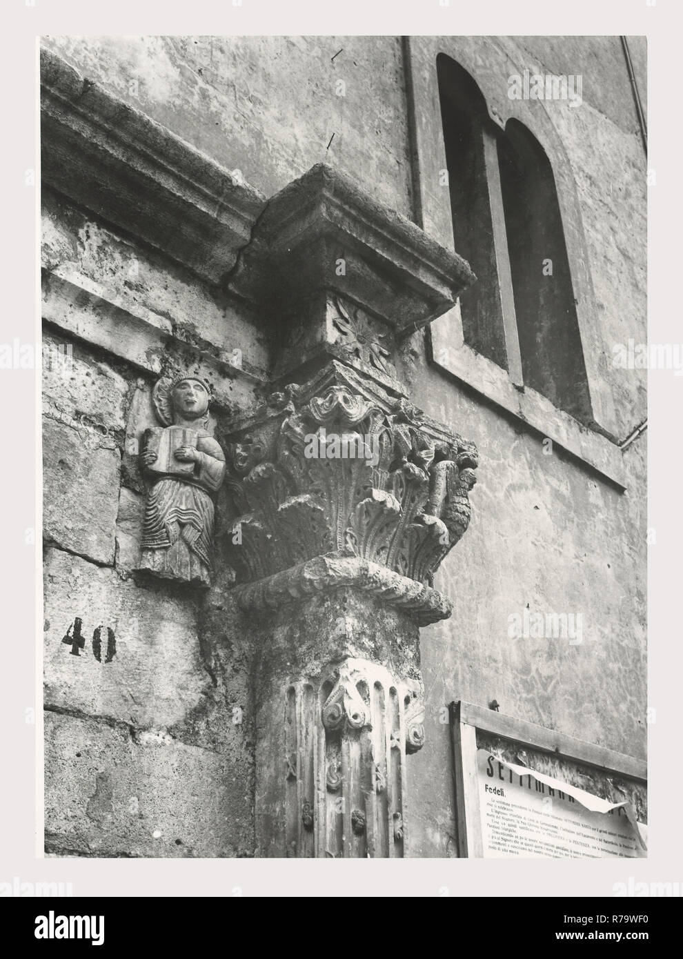 Latium Rieti Rieti S. Agostino, c'est mon l'Italie, l'Italie Pays de l'histoire visuelle, l'architecture médiévale, sculpture, peinture. L'église date du 13ème siècle, et possède encore deux portails gothiques. Le portail principal, du 14ème siècle, contient un tympan semi-circulaire dans lequel est une fresque de la Vierge à l'enfant avec S. Augustin et de S. Nicolas de Bari, une œuvre de l'école siennoise à partir de 1354. Au-dessus de la lunette dans le pignon est un soulagement de l'Agneau de Dieu. L'autre portail médiéval sur l'un des bras du transept est moins élaboré que le portail principal, composé de double-arcade Banque D'Images