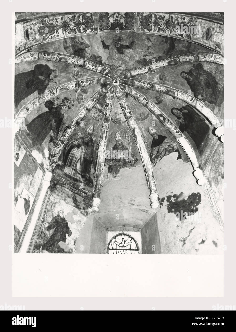 Latium Rieti Rieti S. Agostino, c'est mon l'Italie, l'Italie Pays de l'histoire visuelle, l'architecture médiévale, sculpture, peinture. L'église date du 13ème siècle, et possède encore deux portails gothiques. Le portail principal, du 14ème siècle, contient un tympan semi-circulaire dans lequel est une fresque de la Vierge à l'enfant avec S. Augustin et de S. Nicolas de Bari, une œuvre de l'école siennoise à partir de 1354. Au-dessus de la lunette dans le pignon est un soulagement de l'Agneau de Dieu. L'autre portail médiéval sur l'un des bras du transept est moins élaboré que le portail principal, composé de double-arcade Banque D'Images