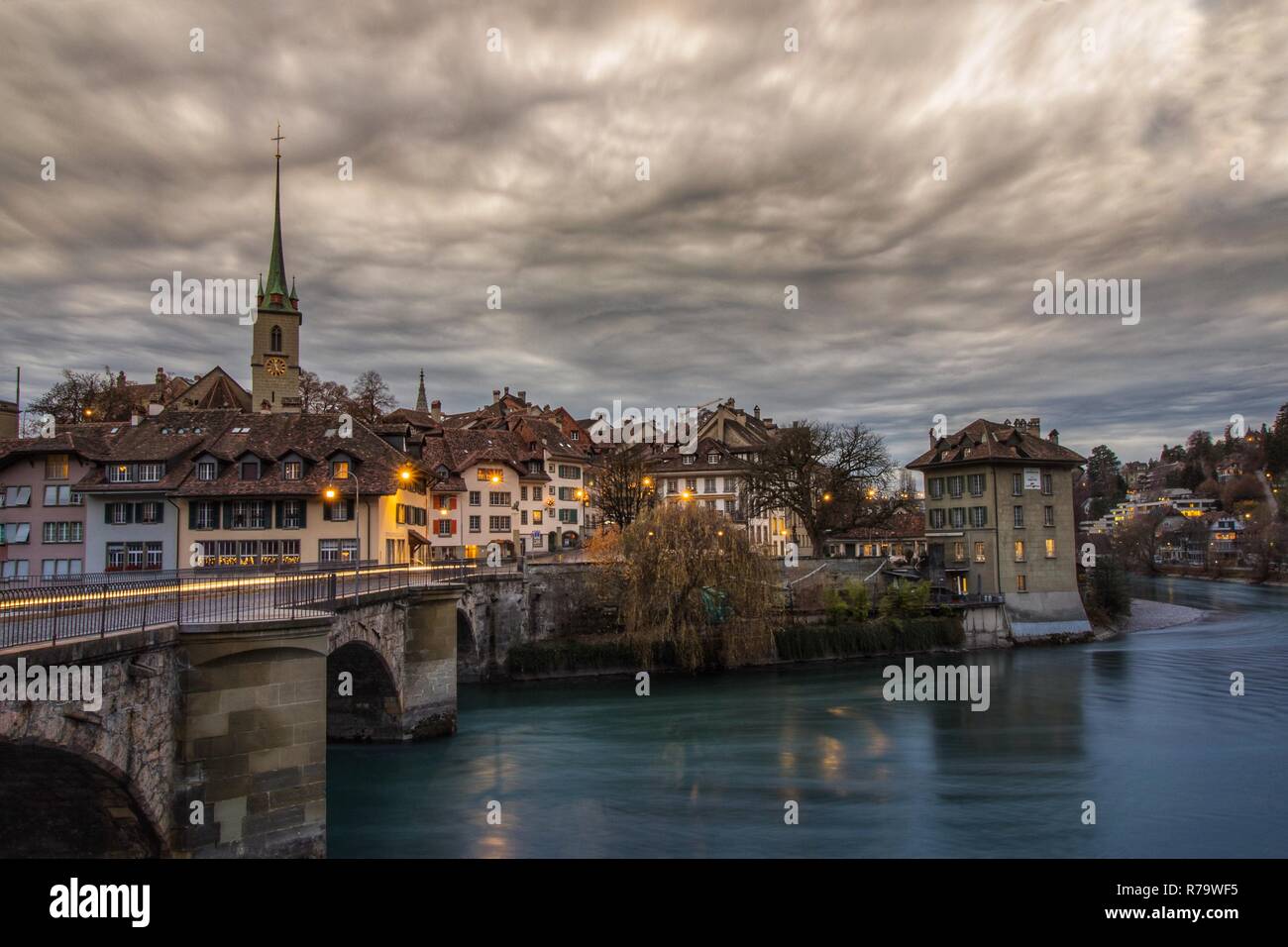 Spectaculaire coucher de soleil ciel ciel vieille ville et rivière Aare à Berne, Suisse Banque D'Images