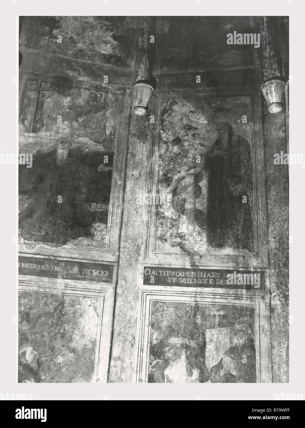 Latium Rieti Rieti S. Agostino, c'est mon l'Italie, l'Italie Pays de l'histoire visuelle, l'architecture médiévale, sculpture, peinture. L'église date du 13ème siècle, et possède encore deux portails gothiques. Le portail principal, du 14ème siècle, contient un tympan semi-circulaire dans lequel est une fresque de la Vierge à l'enfant avec S. Augustin et de S. Nicolas de Bari, une œuvre de l'école siennoise à partir de 1354. Au-dessus de la lunette dans le pignon est un soulagement de l'Agneau de Dieu. L'autre portail médiéval sur l'un des bras du transept est moins élaboré que le portail principal, composé de double-arcade Banque D'Images