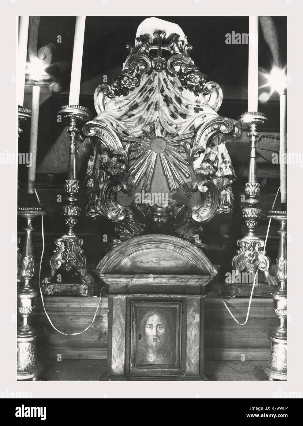 Latium Rieti Rieti S. Agostino, c'est mon l'Italie, l'Italie Pays de l'histoire visuelle, l'architecture médiévale, sculpture, peinture. L'église date du 13ème siècle, et possède encore deux portails gothiques. Le portail principal, du 14ème siècle, contient un tympan semi-circulaire dans lequel est une fresque de la Vierge à l'enfant avec S. Augustin et de S. Nicolas de Bari, une œuvre de l'école siennoise à partir de 1354. Au-dessus de la lunette dans le pignon est un soulagement de l'Agneau de Dieu. L'autre portail médiéval sur l'un des bras du transept est moins élaboré que le portail principal, composé de double-arcade Banque D'Images