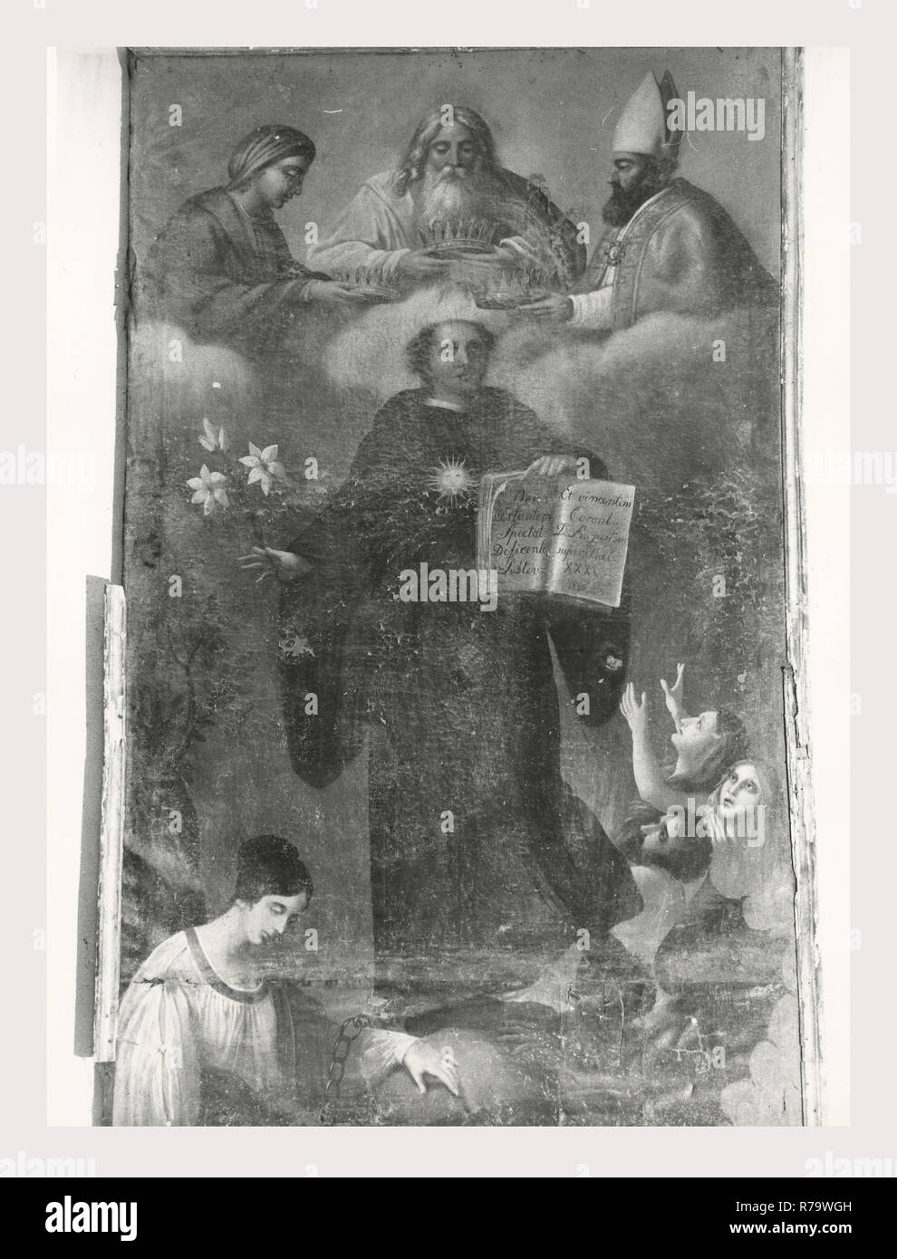 Latium Rieti Rieti S. Agostino, c'est mon l'Italie, l'Italie Pays de l'histoire visuelle, l'architecture médiévale, sculpture, peinture. L'église date du 13ème siècle, et possède encore deux portails gothiques. Le portail principal, du 14ème siècle, contient un tympan semi-circulaire dans lequel est une fresque de la Vierge à l'enfant avec S. Augustin et de S. Nicolas de Bari, une œuvre de l'école siennoise à partir de 1354. Au-dessus de la lunette dans le pignon est un soulagement de l'Agneau de Dieu. L'autre portail médiéval sur l'un des bras du transept est moins élaboré que le portail principal, composé de double-arcade Banque D'Images