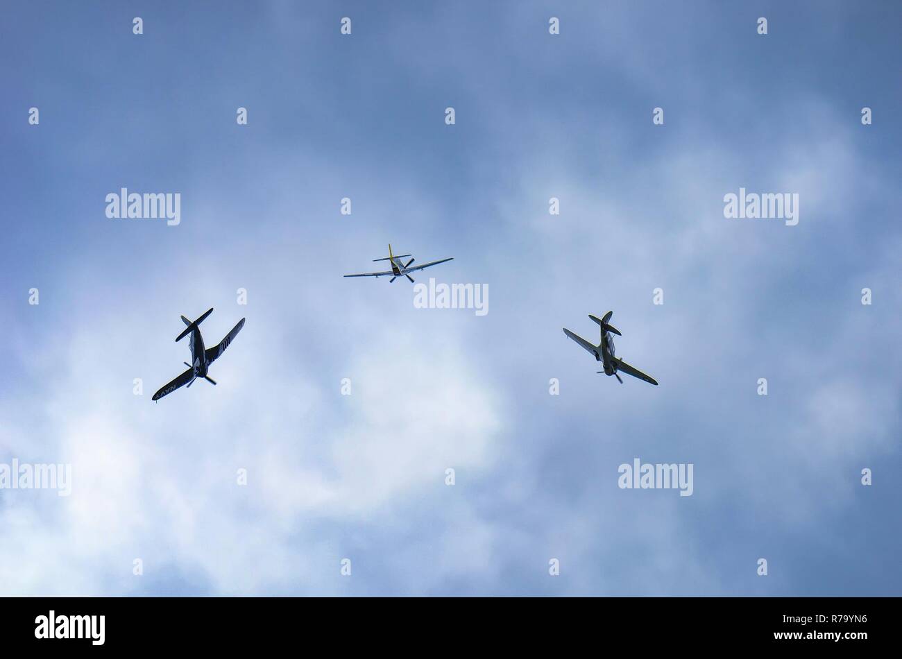 Vol du patrimoine du F4U-4, P-40 Warhawk et le P-51 Mustang volée pendant la garde nationale de Caroline du Sud et la masse de l'air Expo à McEntire Joint National Guard Base, Caroline du Sud, le 5 mai 2017. Cette expo est une démonstration des capacités de la Garde nationale de Caroline du Sud, aviateurs et soldats en disant merci pour le soutien des collègues sud Carolinians et la communauté environnante. Banque D'Images